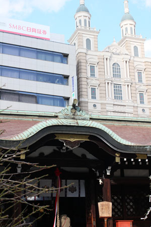 三宮神社。この前で神戸事件が起きたとか。後ろに見えるのは結婚式場。