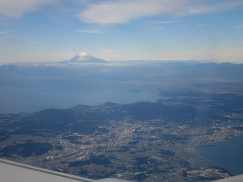 富士山。東京湾上空から三浦半島と相模湾越しに眺める。