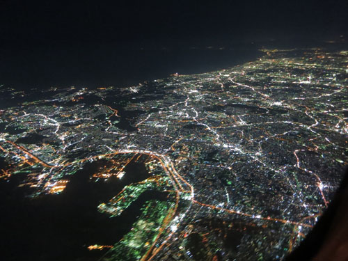 横浜市上空からの夜景。磯子から小田原までの街明かりが見える。